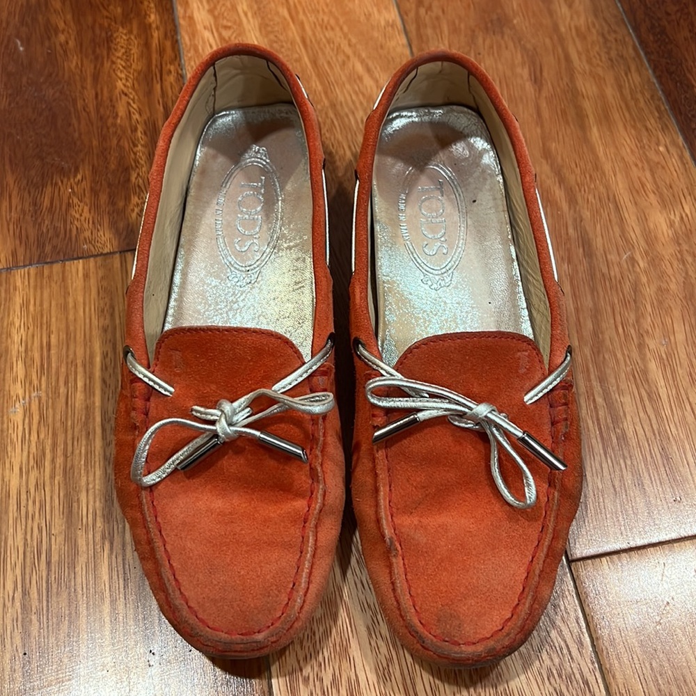 Tod’s gommino driving shoes in suede -orange red